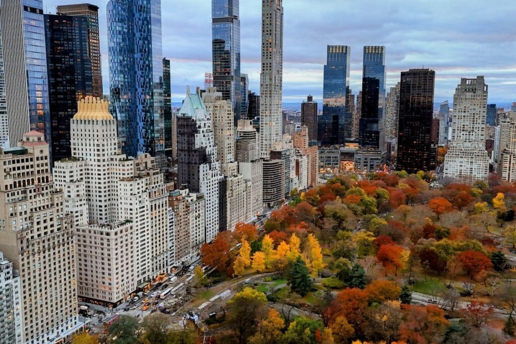 L’automne à New York offre un spectacle enchanteur, entre couleurs flamboyantes dans les parcs et ambiance chaleureuse en ville.